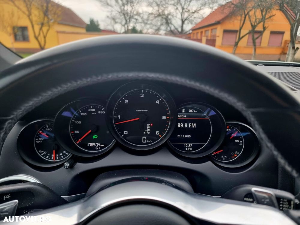 Porsche Cayenne 3.0 L - 12