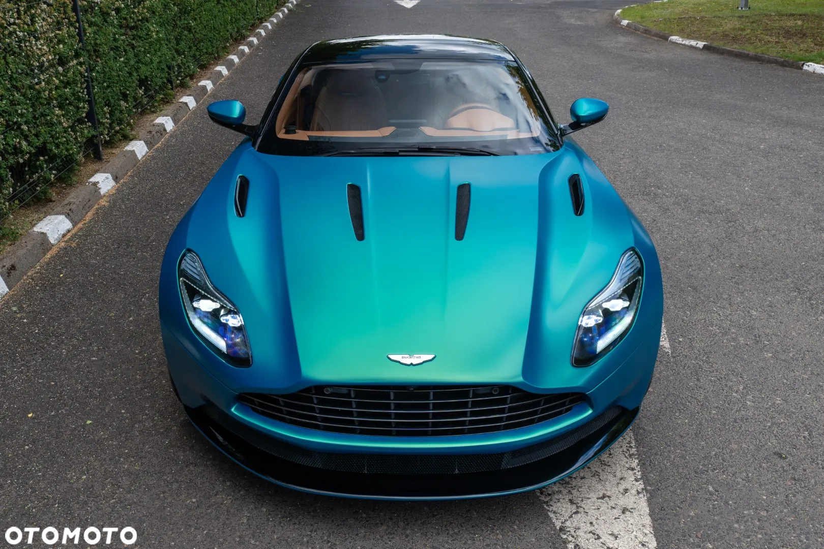 Aston Martin DB11 Standard - 10