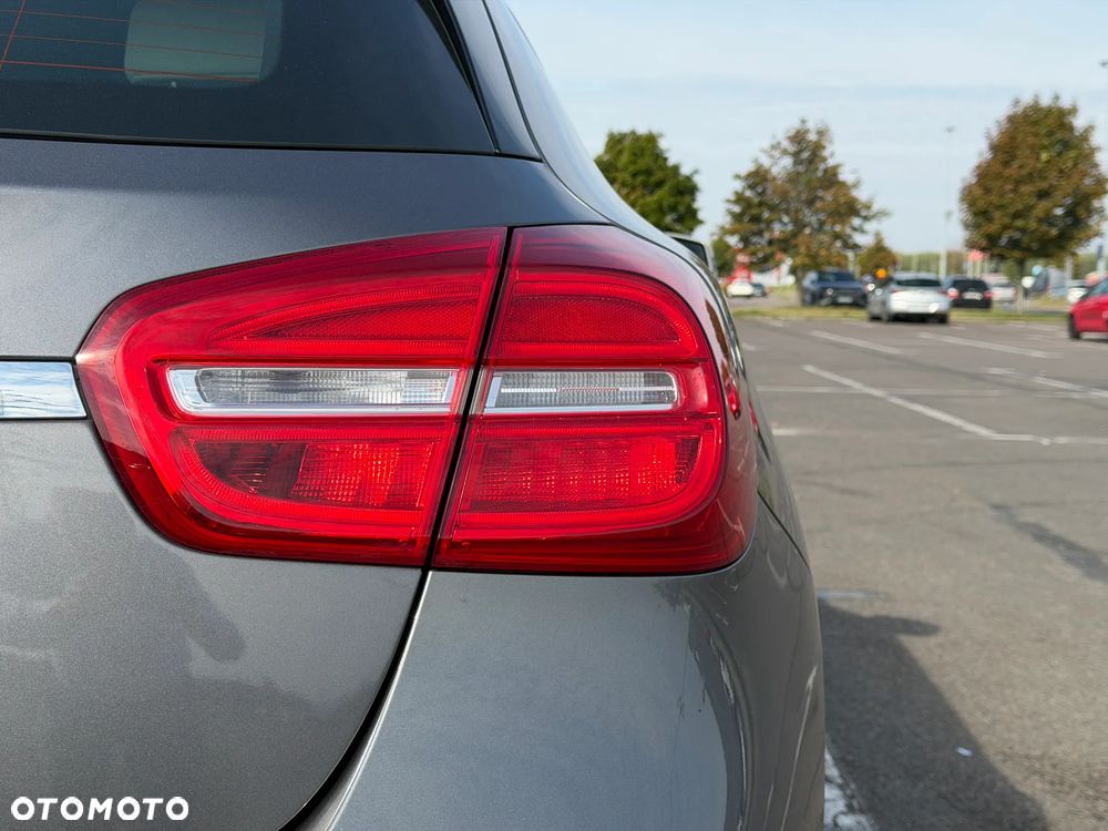Mercedes-Benz GLA 180 7G-DCT - 13