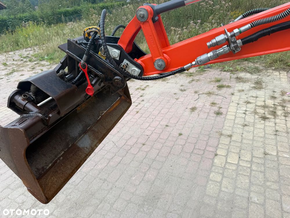 Kubota U27 Minikoparka koparka gąsienicowa 2.8 tony. jak Nówka sztuka z salonu! 2017 rok. 1570mtg. Przywieziona z Gospodarstwa Norweskiego! Zadbana Maszyna ani deka luzów i wycieków. Aktualna Dekra dokumentacja BMWT! Łyżka skarpowa uchylna Hydrauliczna! Szybka wolna jazda. Zamki na tłokach. Wersja Norweska!! OKAZJA Tanio - 17
