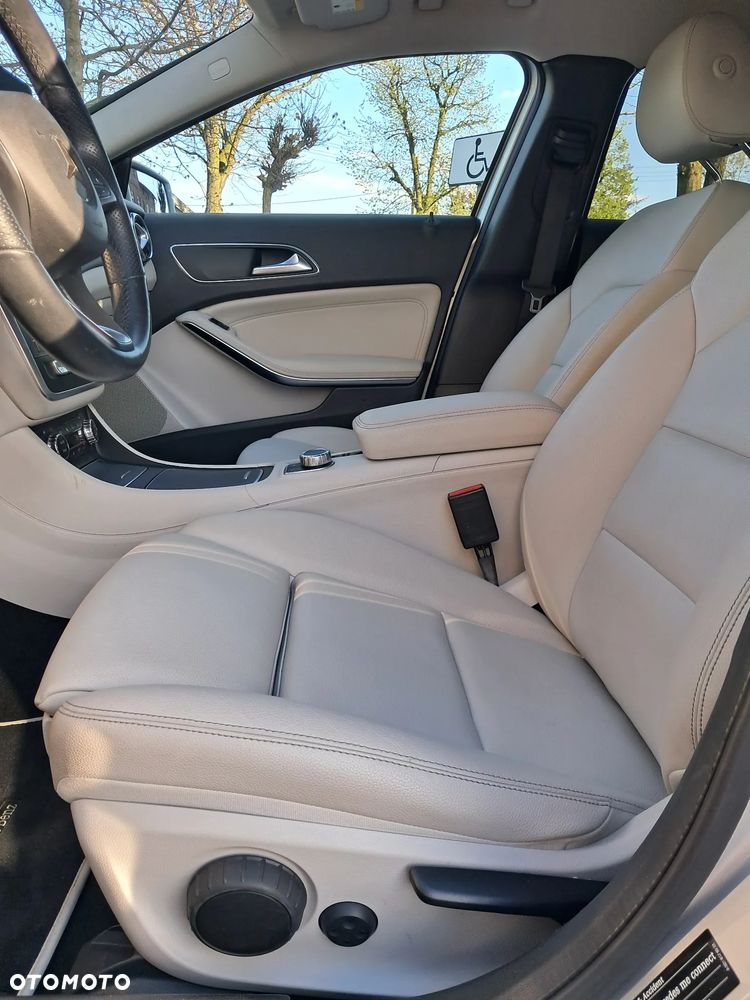 Mercedes-Benz GLA 180 7G-DCT - 12