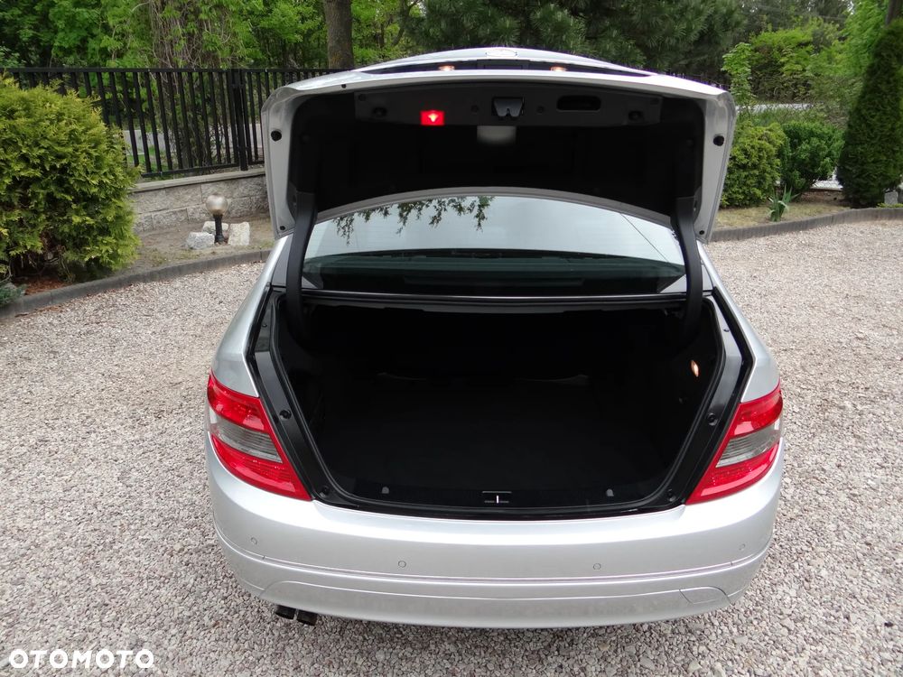 Mercedes-Benz Klasa C 180 BlueEFFICIENCY 7G-TRONIC Avantgarde - 16