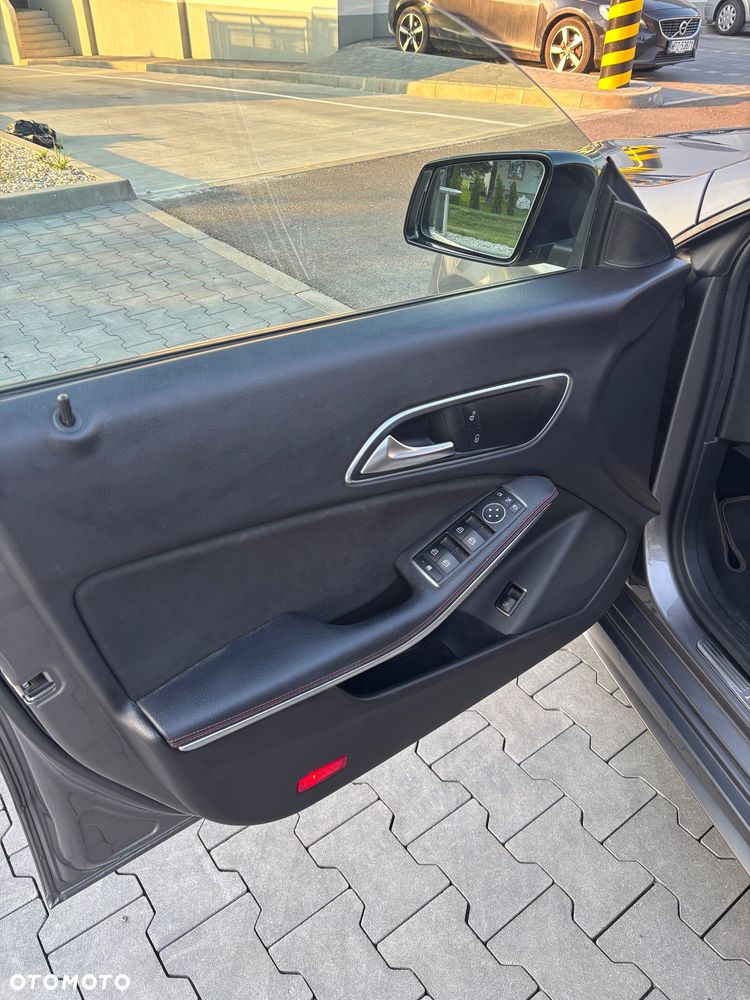 Mercedes-Benz CLA 220 4-Matic AMG Line - 13