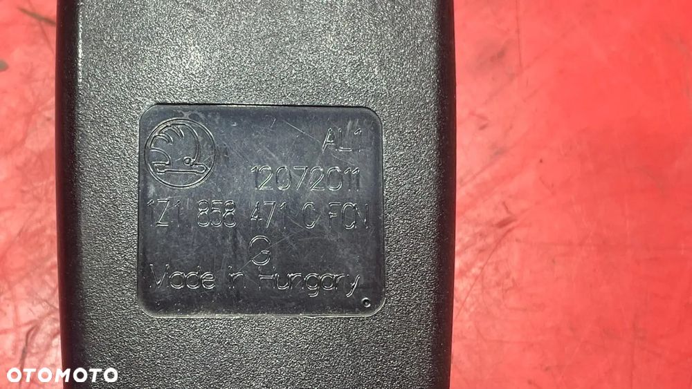 Zapinka pasa lewa przód Skoda Octavia 1Z1858471C - 2