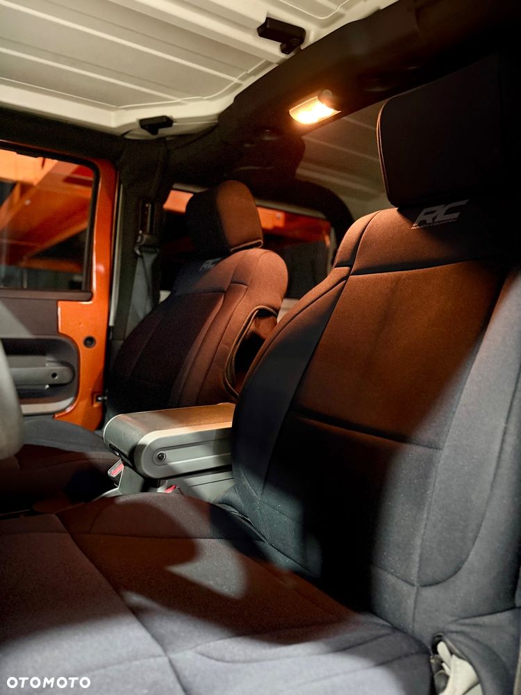 Jeep Wrangler 3.8 Sahara - 32