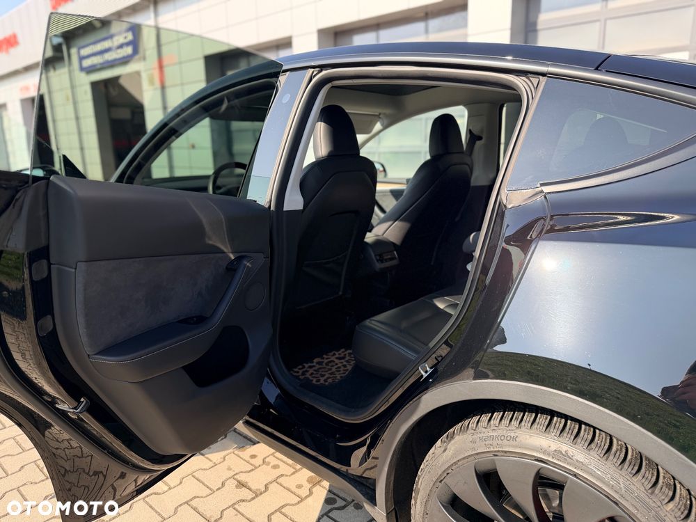 Tesla Model Y Long Range AWD - 8