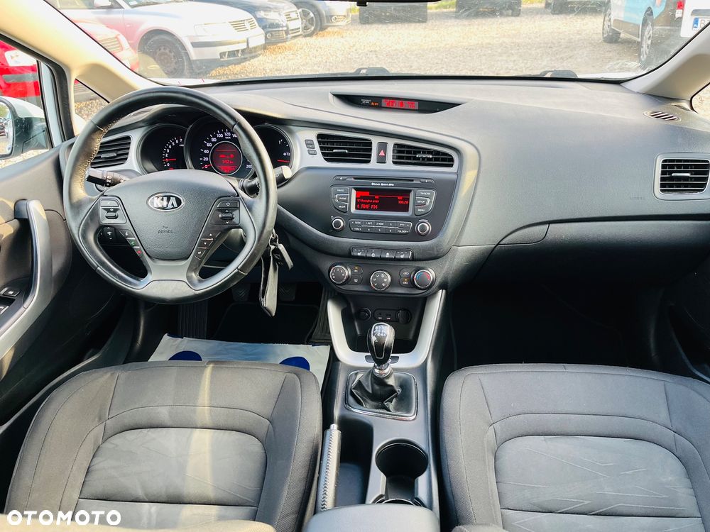 Kia Ceed 1.6 GDI SW Dream-Team Edition - 12