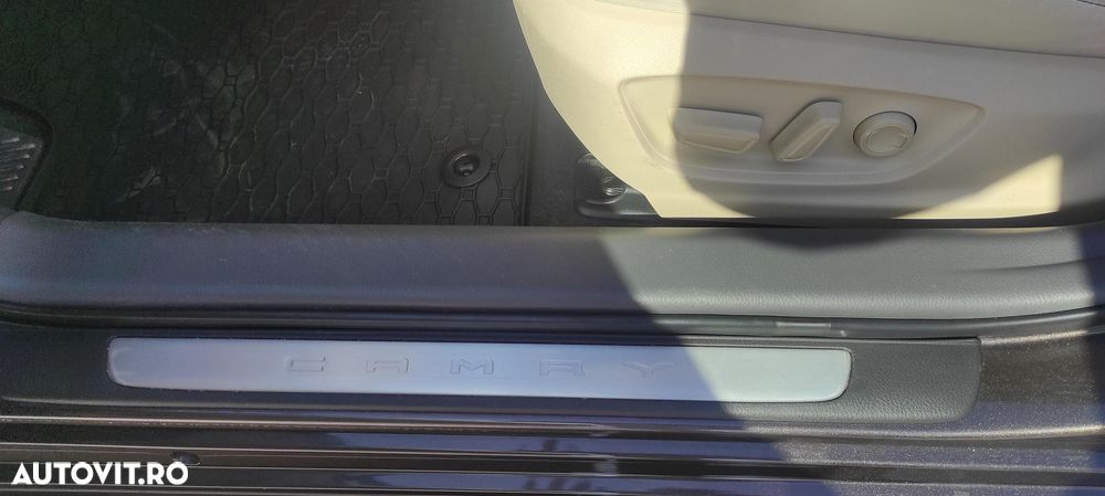 Toyota Camry 2.5 Exclusive - 30