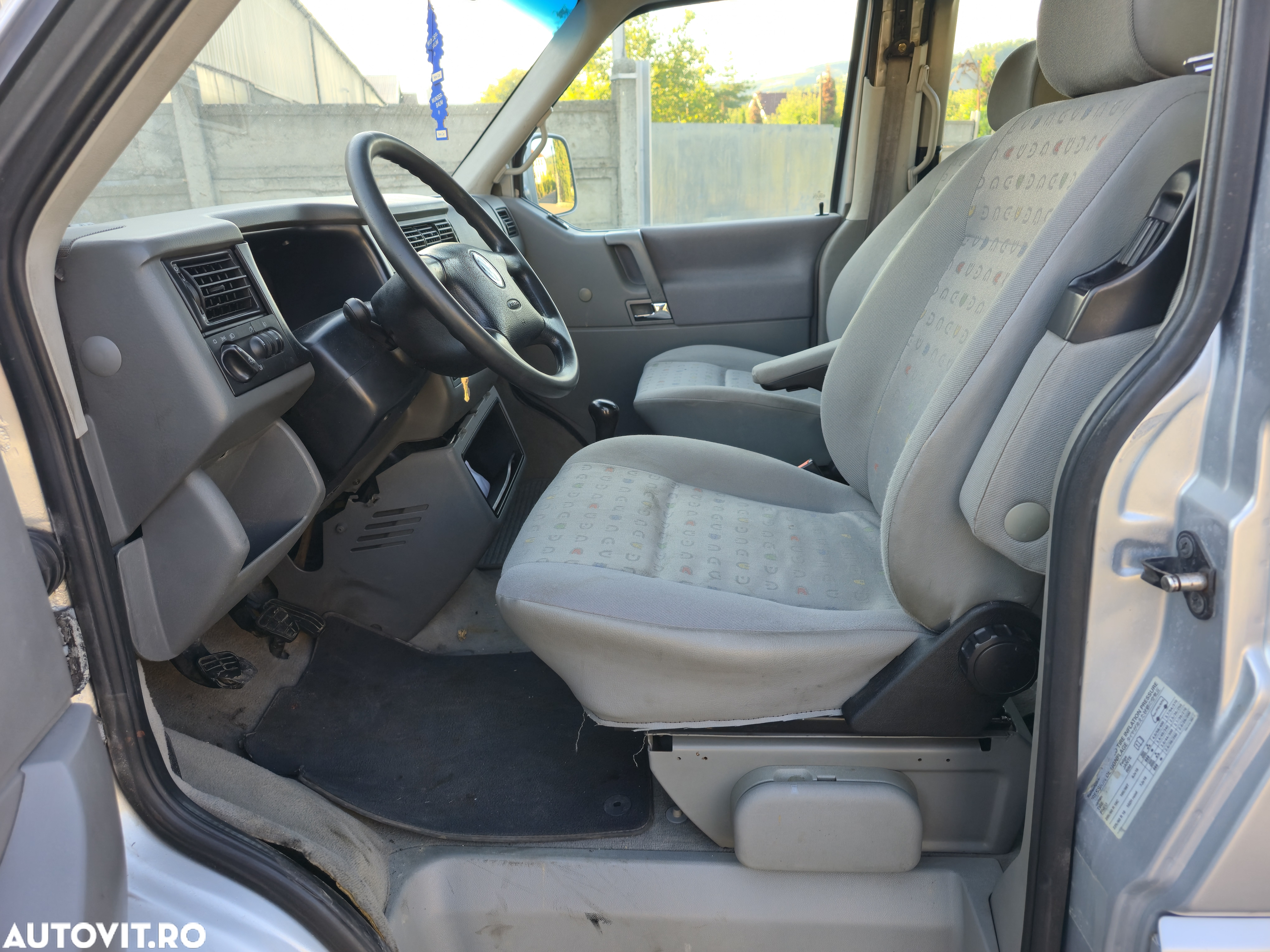Volkswagen Caravelle - 9