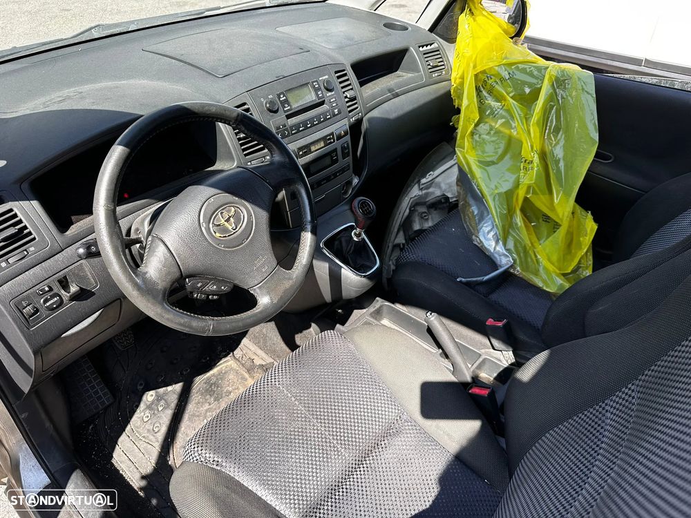 Toyota Corolla Verso E12 2.0 D-4D de 2002 para peças - 6