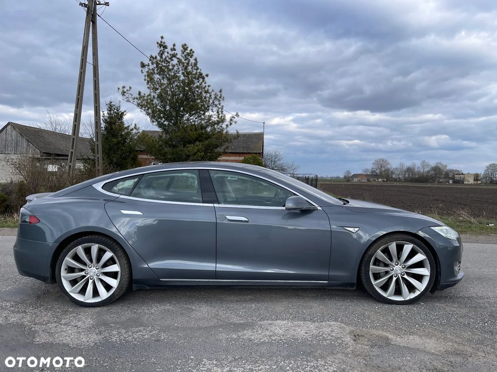 Tesla Model S - 3