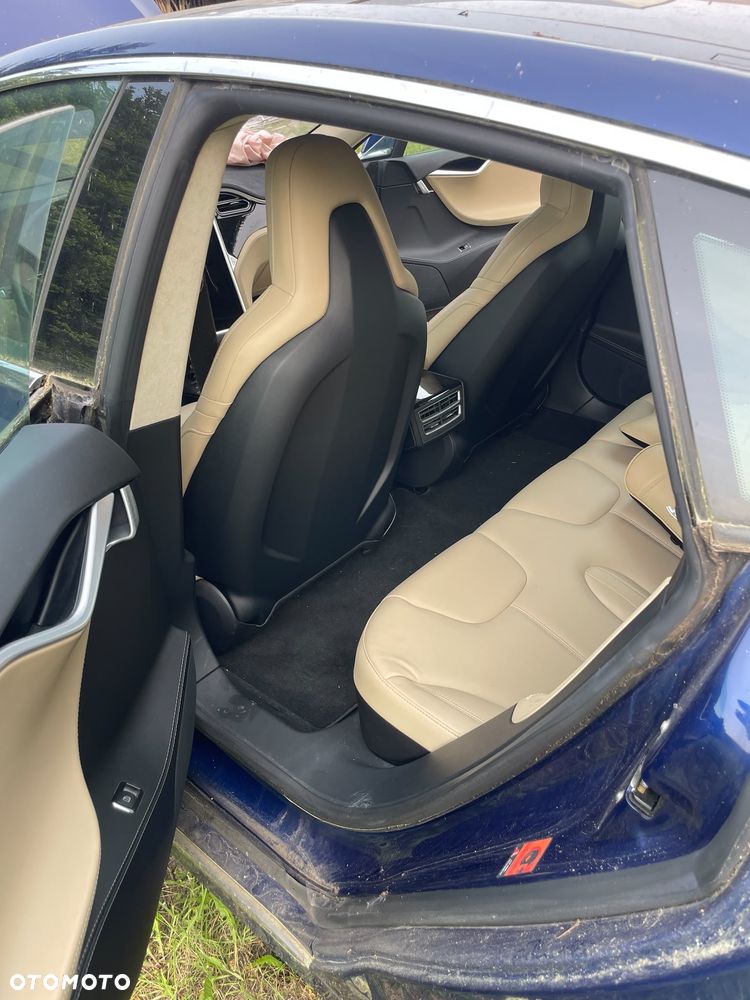 Tesla Model S - 10