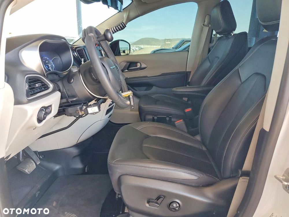 Chrysler Pacifica - 8