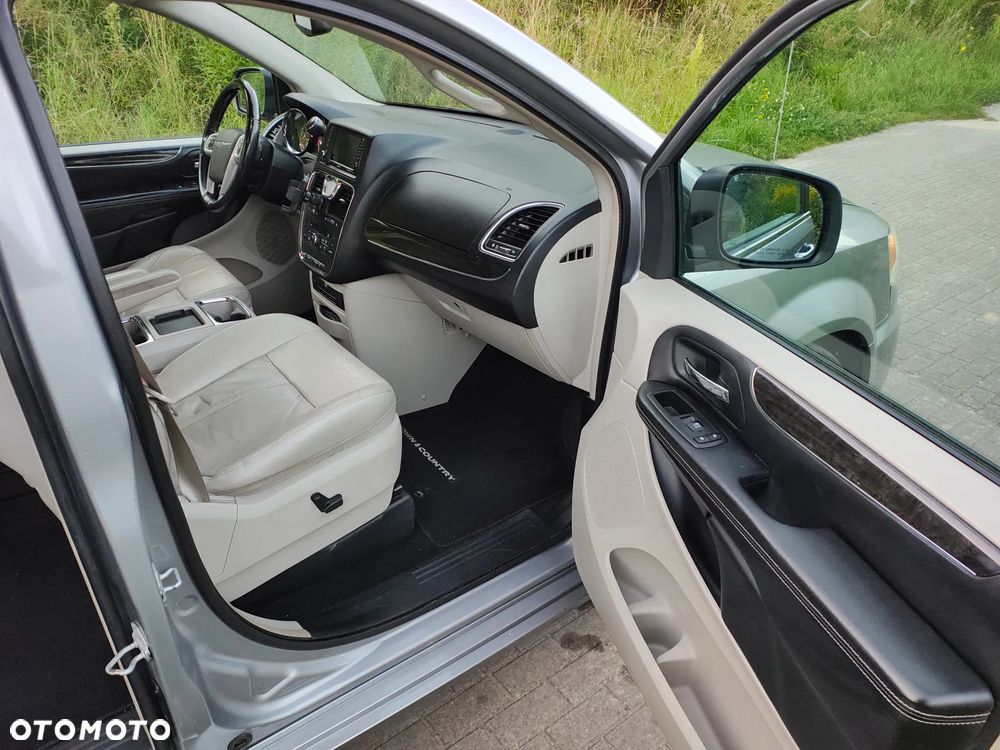 Chrysler Town & Country 3.6 Limited - 24