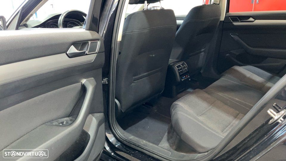 VW Passat Variant 1.6 TDI Confortline DSG - 21