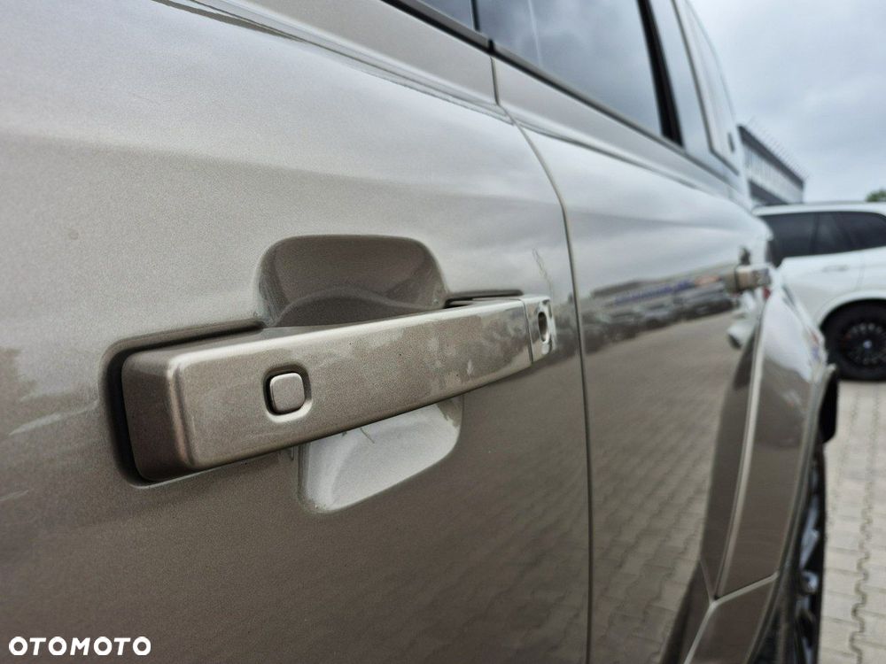 Land Rover Defender - 16