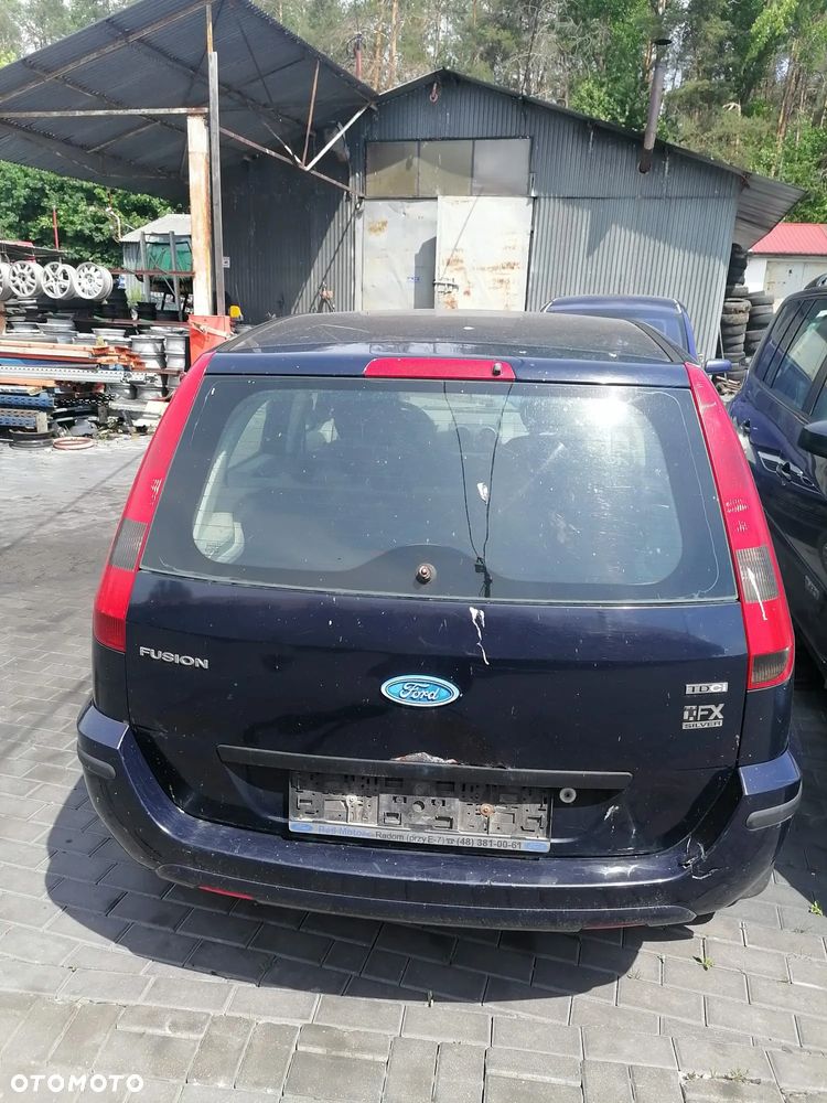 Ford Fusion I (02-05r.) 1.4 TDCI 68KM. Silnik  F6JA, F6JB 7S6Q-6006-AA RM77S6Q-6006-AA Skrzynia 2N1R 7002-PB 2N1R 7002-PD [Przeł. Głów. 3,37] B5/IB5 CIB5 lakier Deep Navy .Cały na części.GWARANCJA !!! Przód Tył Zestaw Komplet Drzwi Klapa Zderzak Błotnik Maska Grill Atrapa Szyba Pas Lampa Lusterko Boczki Fotel Kanapa Kokpit Deska Rozdzielcza Przełącznik Włącznik Sterownik Przewody Wiązka Instalacja Moduł Komputer Czujnik Listwa Pompa Alternator Wtryski Głowica Rozrusznik Kompresor Sprzęgło Dwumas Silnik Skrzynia ABS Klimatyzacji Paliwa Wspomagania Kolektor Turbina Przepustnica Zawór Chłodnica Koło Hak Belka Sanki Zawieszenie Mcpherson Półoś Amortyzator Wydech Tłumik Zacisk Most - 4