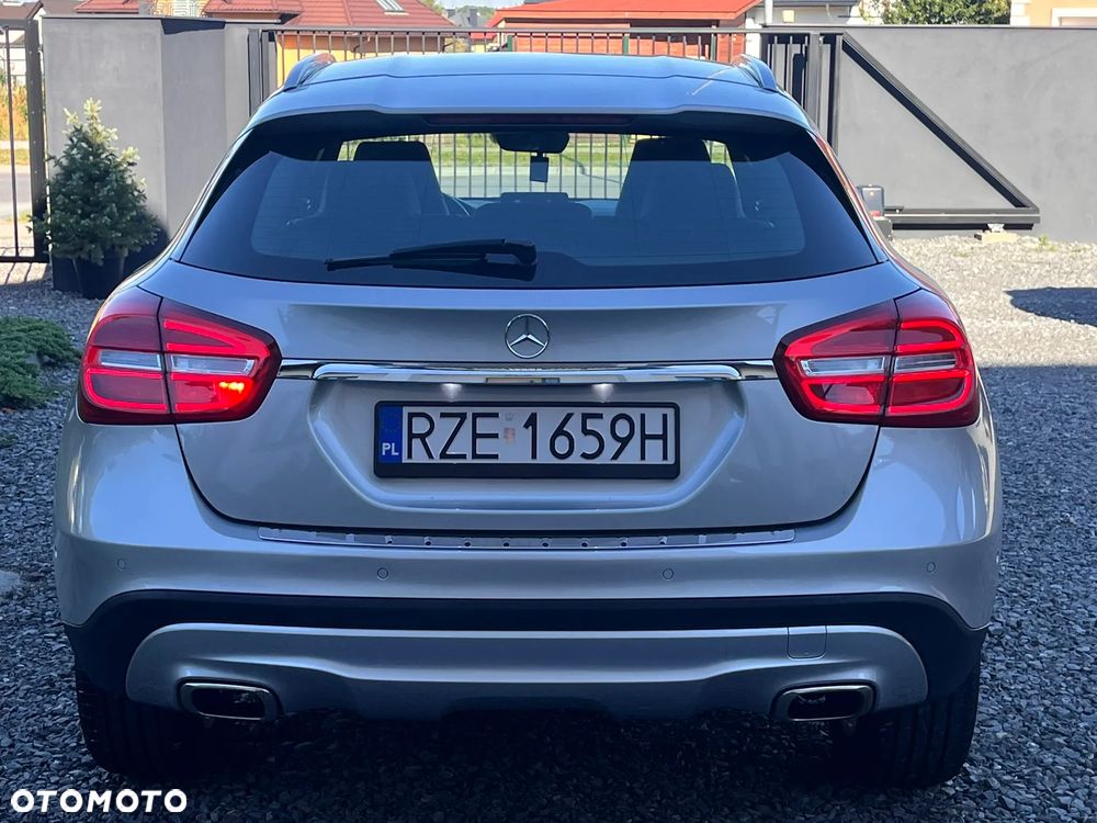 Mercedes-Benz GLA 180 - 35