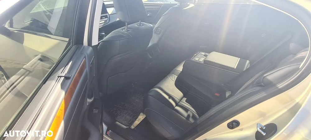 Lexus Seria ES 300h 2.5 TNGA HV 25H- 4X2 CVT Luxury - 7