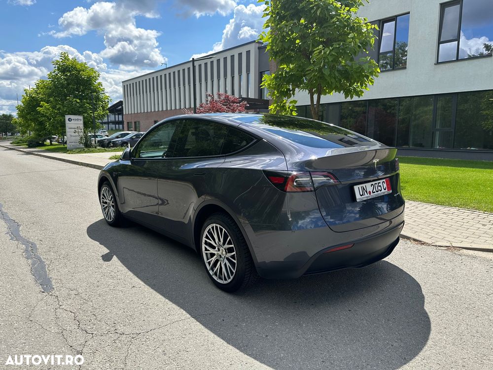 Tesla Model Y - 4