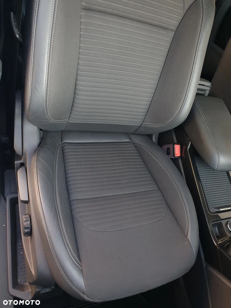Ford Kuga 2.0 TDCi 2x4 Titanium - 30