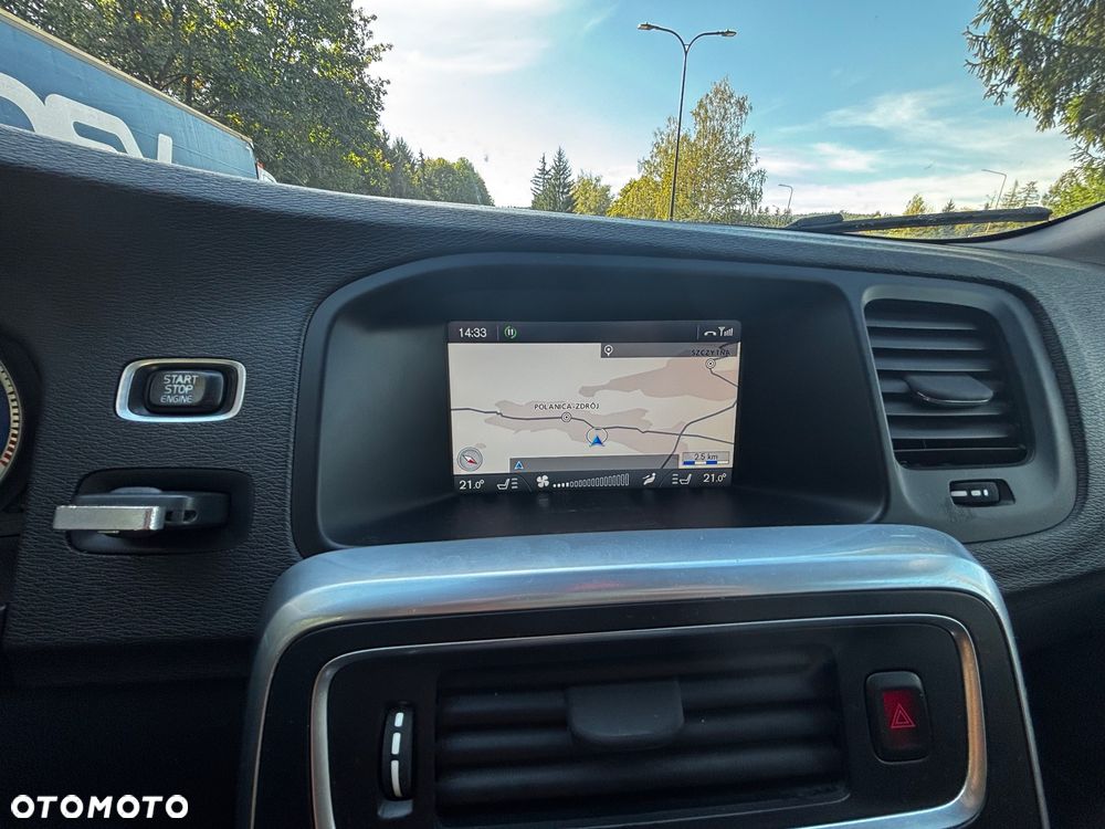 Volvo V60 D5 AWD R-Design - 12