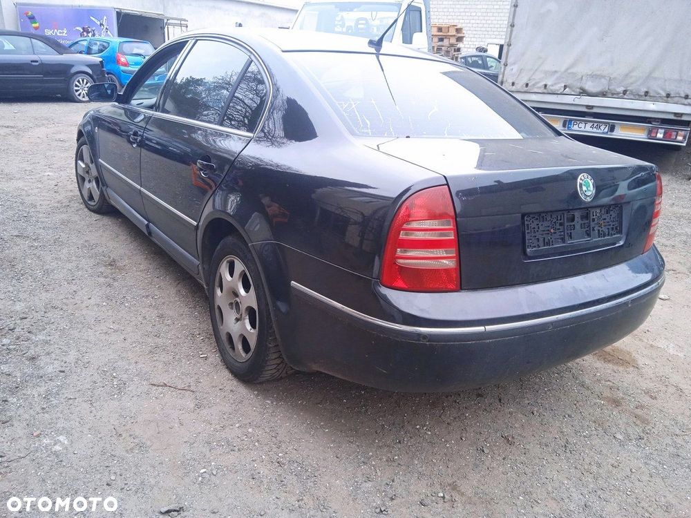 Na części Skoda Superb Sedan 2.5 TDI V6 FAD BDG 9910 błotnik drzwi zderzak - 2