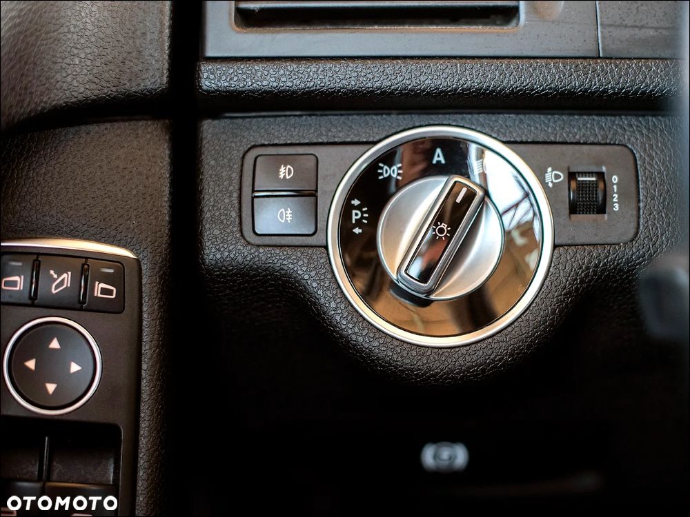 Mercedes-Benz Klasa C 180 BlueEFFICIENCY 7G-TRONIC Avantgarde - 32