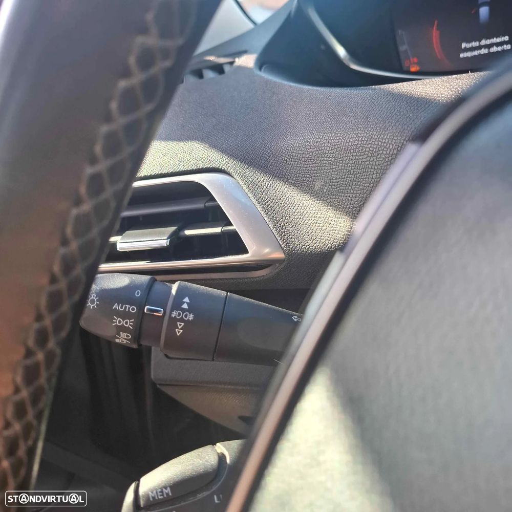 Peugeot 3008 1.5 BlueHDi Allure Pack — fotografia 18