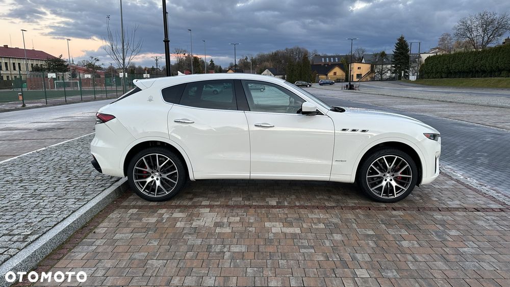 Maserati Levante Q4 Executive - 6
