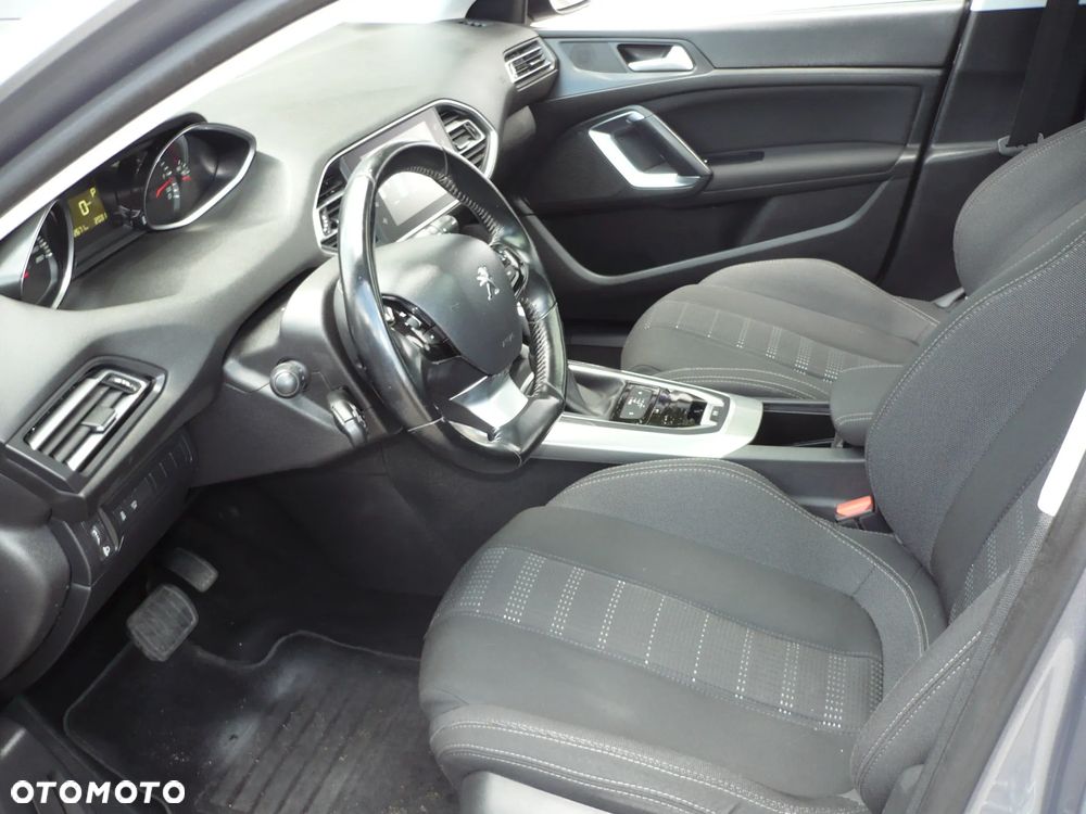 Peugeot 308 - 8