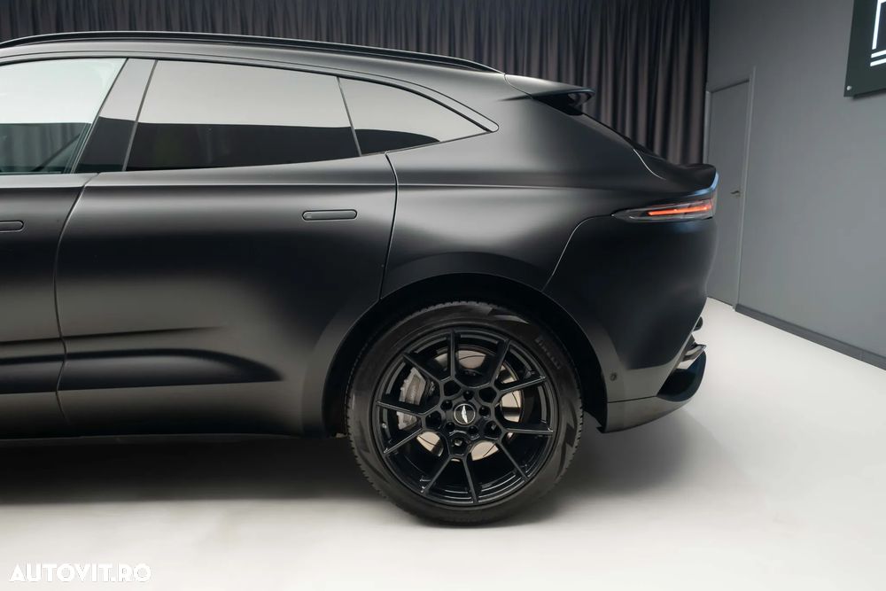 Aston Martin DBX - 9