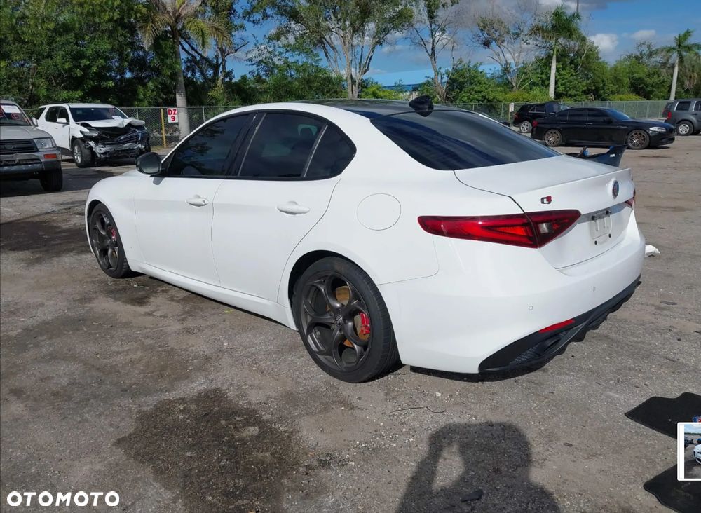 Alfa Romeo Giulia 2.0 Turbo 16V AT8 Veloce Ti - 3