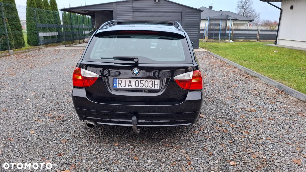 BMW Seria 3 320i Touring - 11
