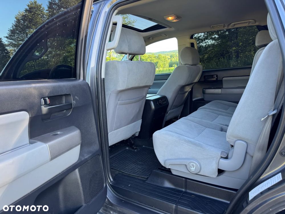 Toyota Sequoia - 16