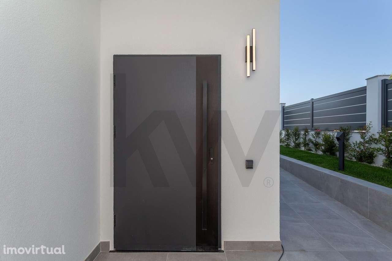 Moradia T4 Exclusiva em Cascais | Piscina, Garagem para 5 Carros e Aca - Grande imagem: 4/57