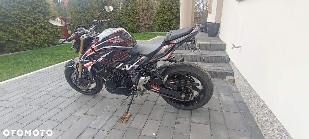 Suzuki GSR - 6
