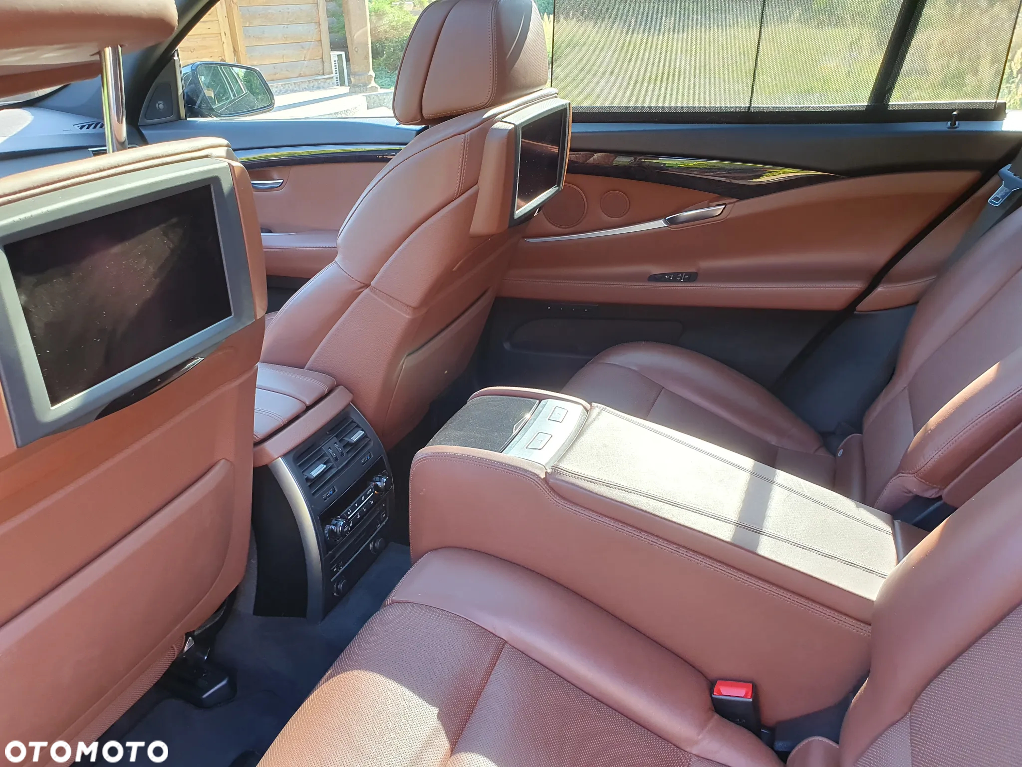 BMW Seria 5 550i - 11