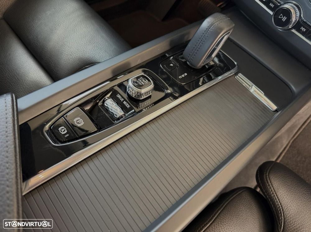 Volvo XC 60 2.0 T6 PHEV R-Design AWD - 26