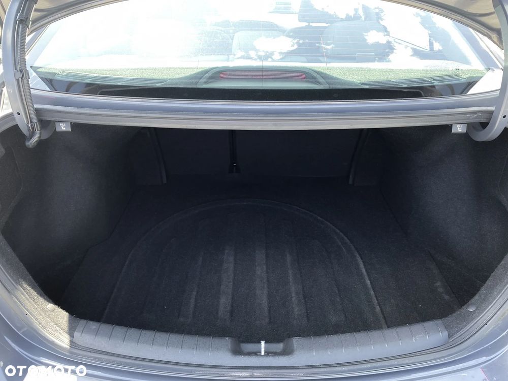 Hyundai Elantra 1.6 Comfort - 19
