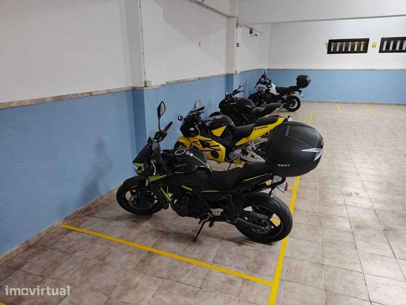Lugar de Estacionamento para Motas em Garagem junto ao Lidl do Feijó