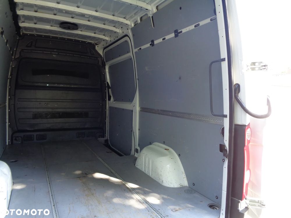 Volkswagen Crafter - 13