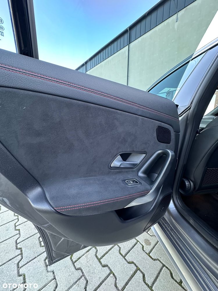 Mercedes-Benz CLA 220 4-Matic AMG Line 7G-DCT - 14