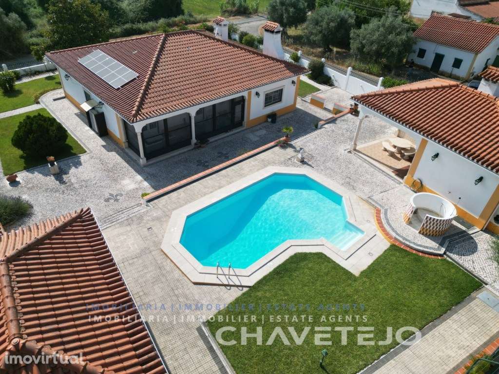 Encantadora casa de campo composta por 3 quartos , varios anexos e ... - Grande imagem: 2/60