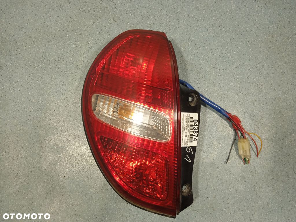 DAIHATSU SIRION I LIFT LAMPA TYŁ LEWA ZEWNĘTRZNA - 1