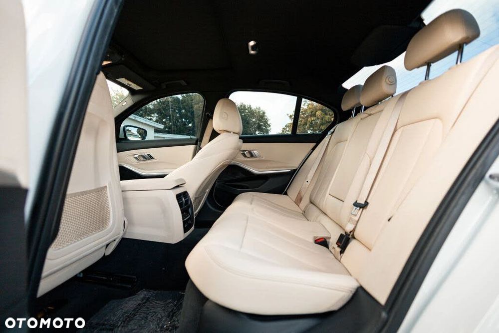 BMW Seria 3 330i xDrive M Sport - 14