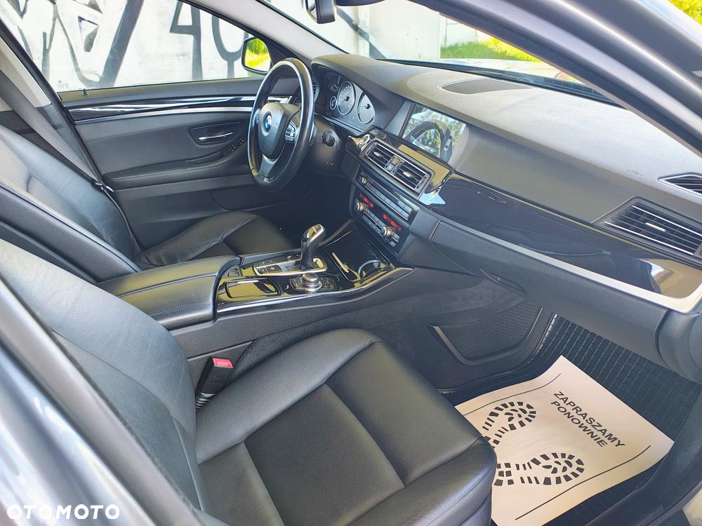 BMW Seria 5 550i Sport-Aut - 25