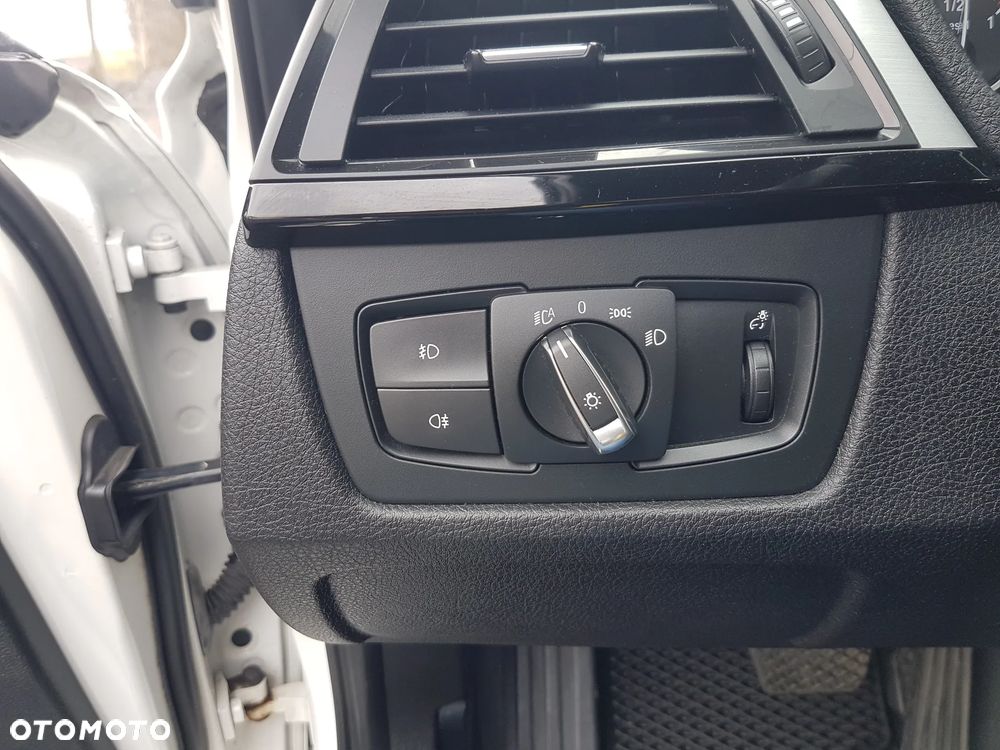 BMW Seria 3 330d xDrive Sport-Aut Sport Line - 28