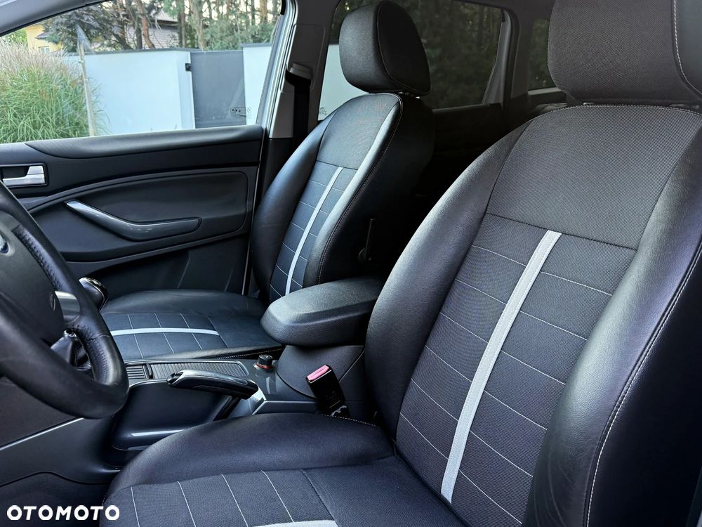 Ford Kuga 2.0 TDCi 2x4 Titanium - 32