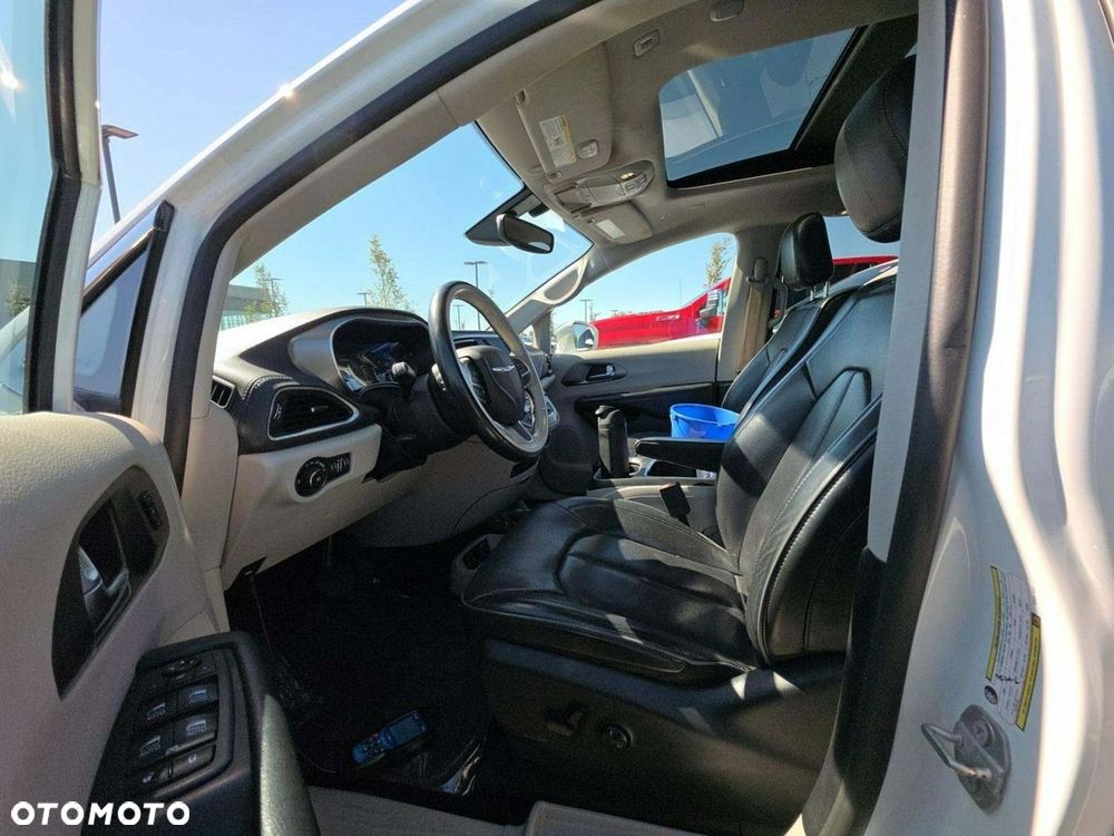 Chrysler Pacifica - 5